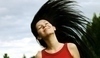 Žena s vlasy vlajícími ve větru 