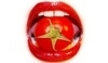 Červené ústa držící rajče 