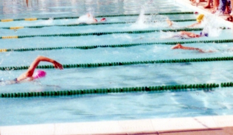 Lidé plavající v bazénu 