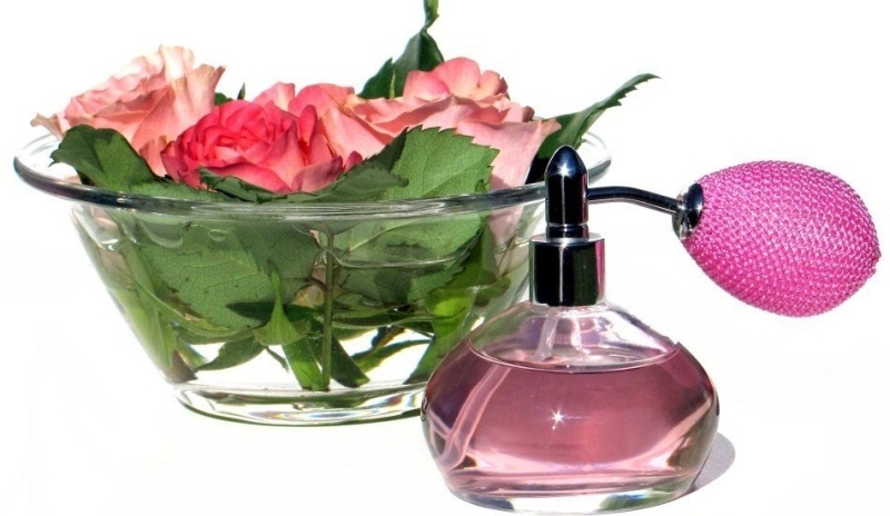 Parfém s mísou růží 