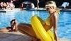 Žena s žlutým kruhem u bazénu 