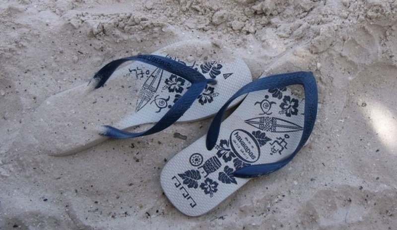 Boty zasypané pískem 
