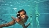 Dítě plavající pod vodou 