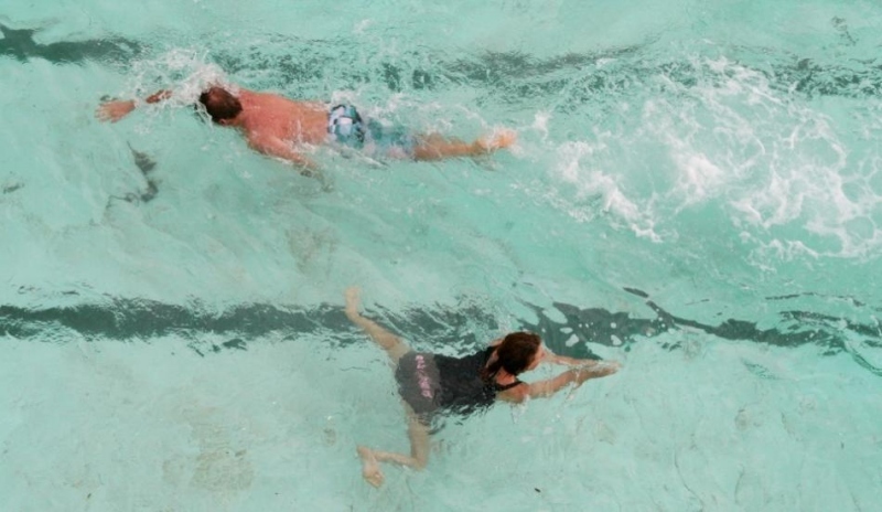 Lidé plavající v bazénu 