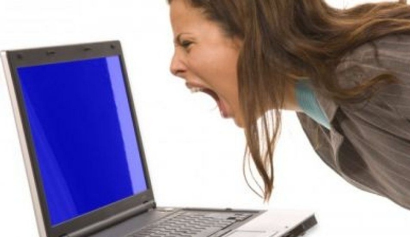 Žena křičící na notebook