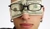Bankovka peněz na očích pod brýlemi 
