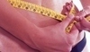 Ruce držící metr omotaný kolem břicha 