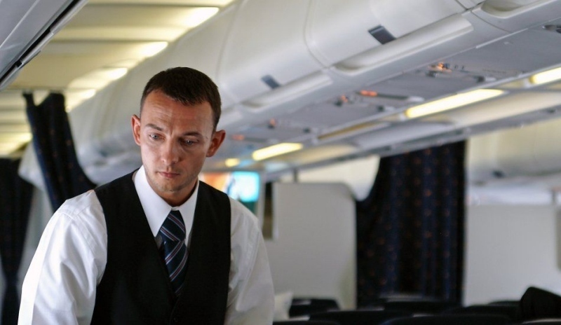 Muž obsluhující v letadle 