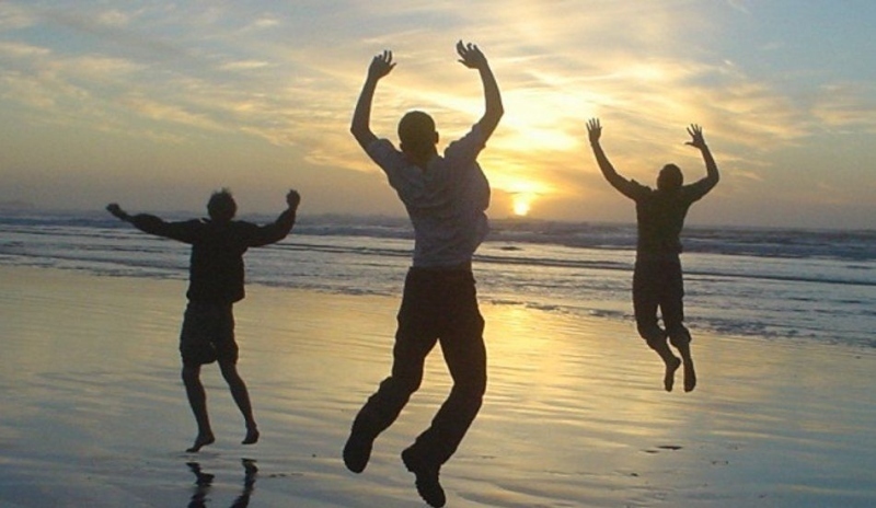 Lidé skákající na pláži 