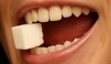 Bílé zuby s kostkou cukru