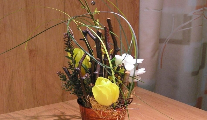 Květinová dekorace v košíku 